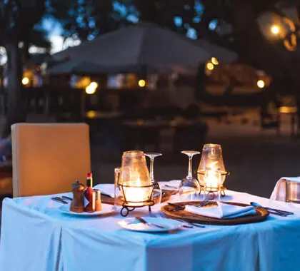 Disfrute de una romántica cena al aire libre en el Elephant Bedroom Camp.