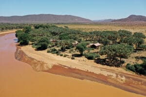 Situado a orillas del río Ewaso Nyiro.