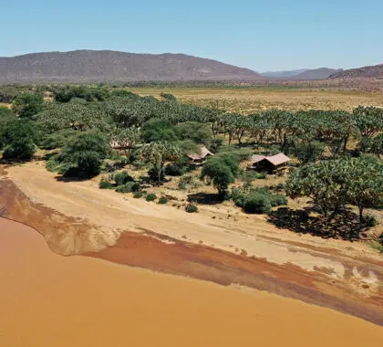 Situado a orillas del río Ewaso Nyiro.