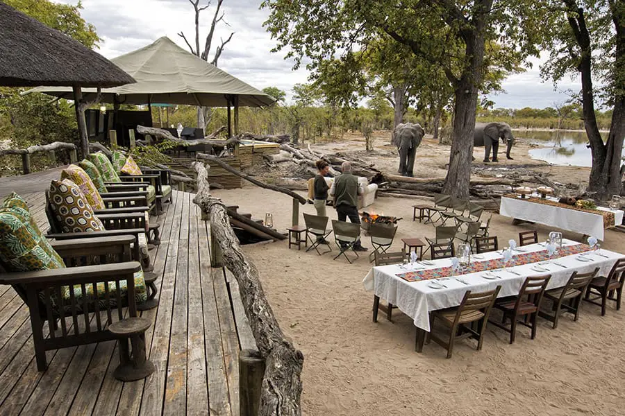 La cubierta de Elephant Pan da a una popular cacerola frecuentada por elefantes y otros animales, 