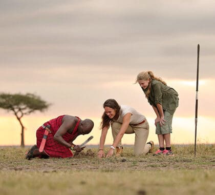 Los paseos con guías masai revelan los pequeños secretos del entorno del Masai Mara.
