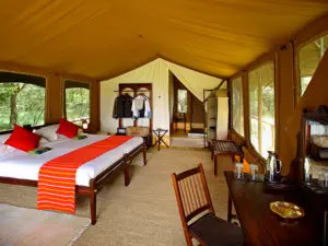 Traditional canvas, hardwood furniture & ethnic touches create an appealing safari ambience.