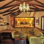 El elegante interior de la Plantation Suite se completa con un salón y una acogedora chimenea.