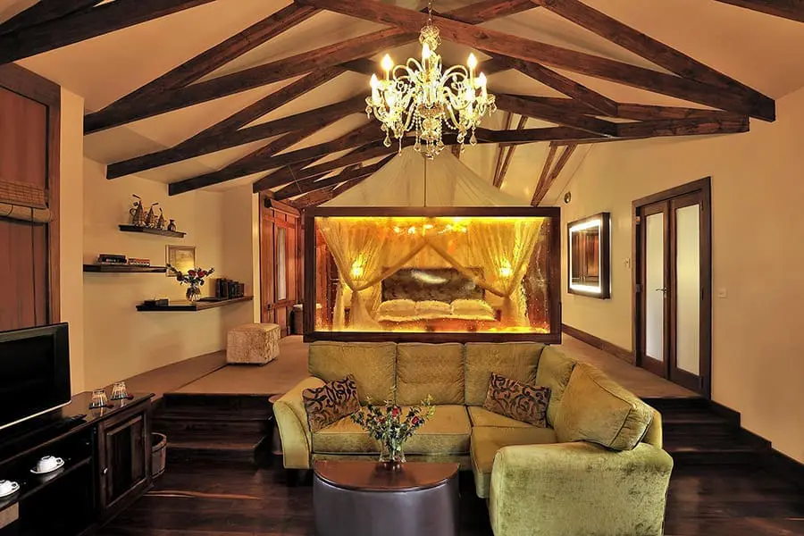El elegante interior de la Plantation Suite se completa con un salón y una acogedora chimenea.
