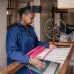 Visite Shanga, donde los empresarios locales crean artesanías como tejidos, abalorios y tostado de granos de café. 