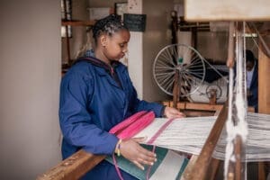 Visite Shanga, donde los empresarios locales crean artesanías como tejidos, abalorios y tostado de granos de café. 