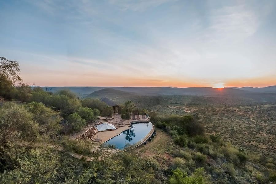 Una piscina con vistas.