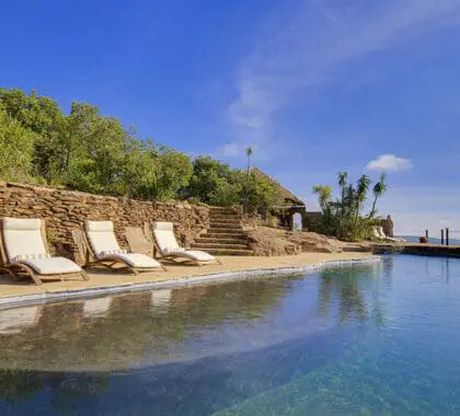 La hermosa piscina infinita le transporta a las llanuras africanas y es un lugar ideal para relajarse durante el día.