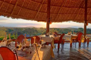 Cena al atardecer en el Campamento Tortilis. 