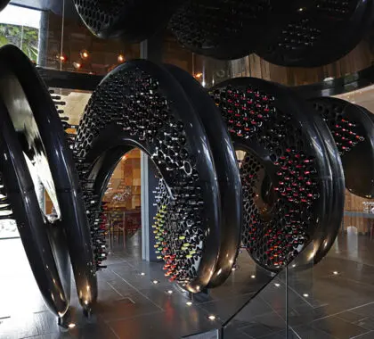 La escultural bodega de la Casa Ellerman alberga más de 7.000 botellas. 