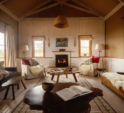 Salón con chimenea.