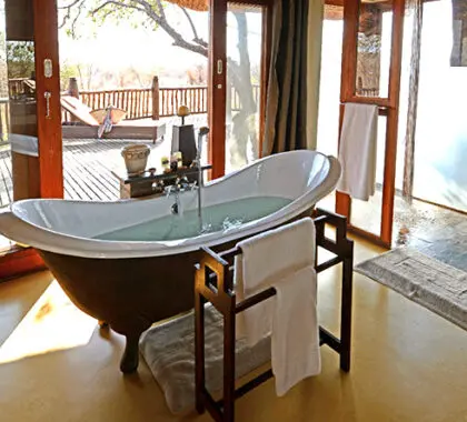 Dese un capricho con un baño personal, un agradable capricho para después del safari.