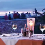 Profitez d'un dîner décontracté au restaurant ou promenez-vous sur le pont principal et admirez la vue.