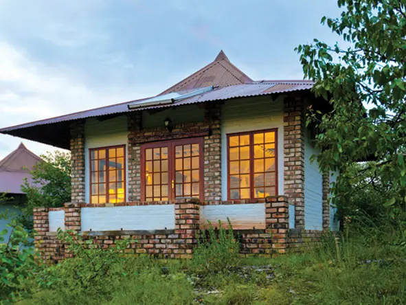 Cada uno de los chalés de dos habitaciones se asoma a la naturaleza salvaje circundante, disfrutando de hermosas vistas.