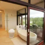 Zelfs de badkamers van Lion Sands hebben een spectaculair uitzicht.
