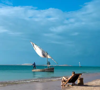 Los dhows pesqueros de vela blanca añaden un toque exótico a los ingredientes de su experiencia en Mozambique