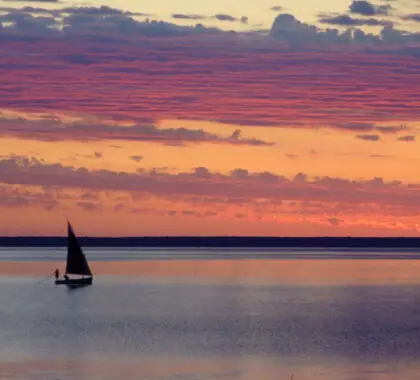 Deje algo de tiempo para contemplar la puesta de sol en el océano Índico, mejor con una copa en la mano.