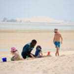 Los guías y niñeras de Azura entretienen a los niños mientras los padres disfrutan de un rato de descanso.