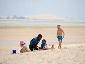 Los guías y niñeras de Azura entretienen a los niños mientras los padres disfrutan de un rato de descanso.