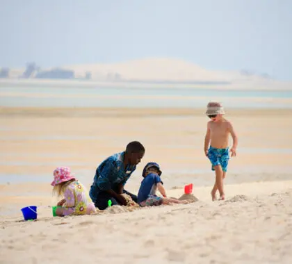Los guías y niñeras de Azura entretienen a los niños mientras los padres disfrutan de un rato de descanso.