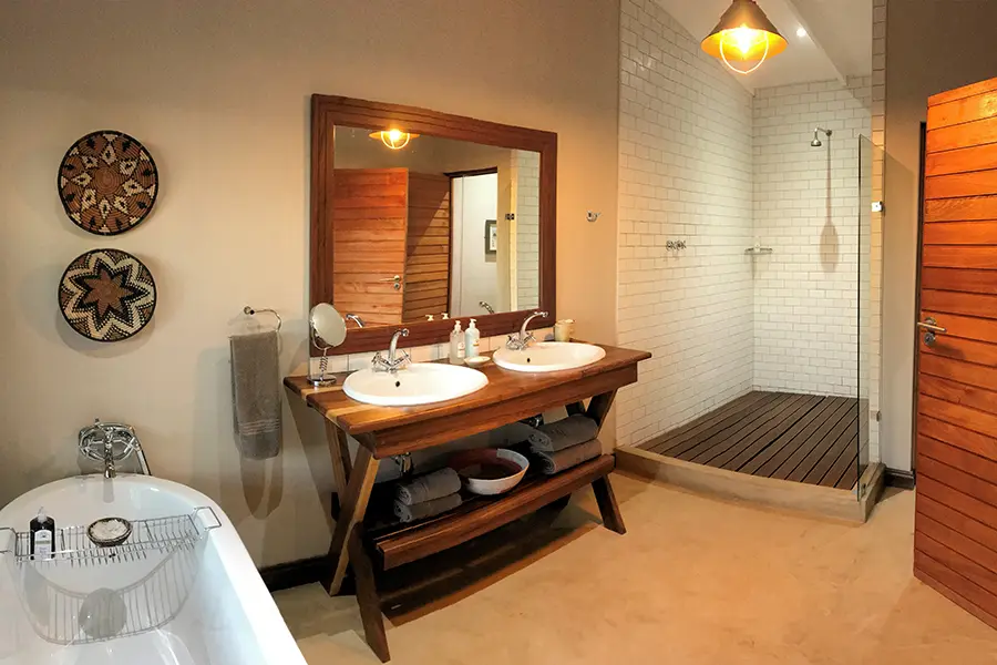 Su espacioso cuarto de baño en suite.