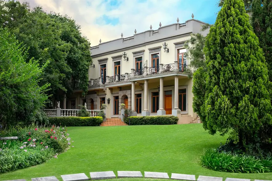 Situado en una finca muy bien cuidada con exuberantes jardines.