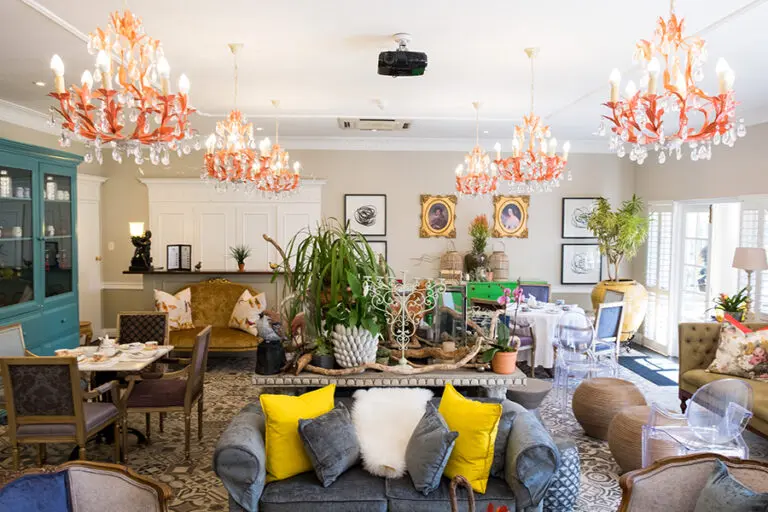 Relájate en el amplio salón.