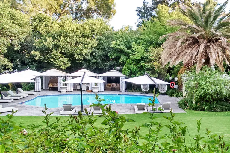 Relájese junto a la piscina.