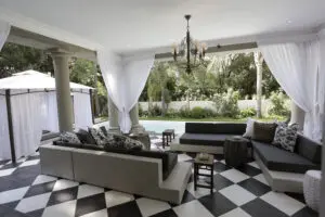 Relájese junto a la piscina.