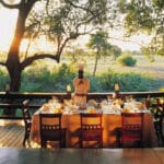 Famosos por su cocina de primera clase, a los campamentos de Sabi Sabi les gusta servir sus comidas al aire libre.