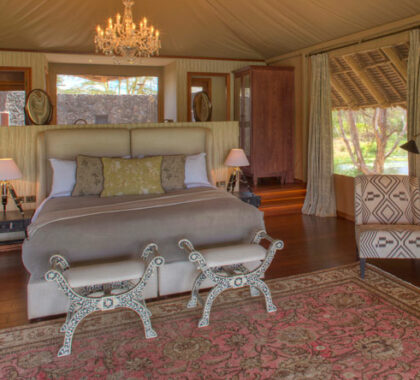 The luxurious bedrooms echo the bygone era of classic Kenyan safaris.
