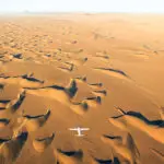 El paisaje ondulado del desierto de Namibia es impresionante desde arriba.