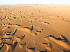 El paisaje ondulado del desierto de Namibia es impresionante desde arriba.