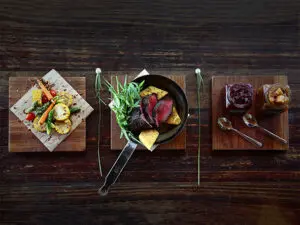 Vuelva de un safari y disfrute de una deliciosa comida en el Exeter River Lodge de Sabi Sands.
