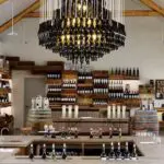 Los mejores vinos están esperando a ser descubiertos en todos los viñedos de Cape Winelands. ¡Pase por una sala de catas y empiece a explorar!