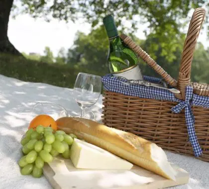 Muchas fincas vinícolas ofrecen picnics preparados para disfrutar bajo la sombra de los árboles, perfectos para parejas y familias.