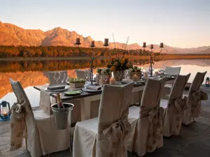 Combine buena comida con bellos paisajes en los viñedos de Cape Winelands.