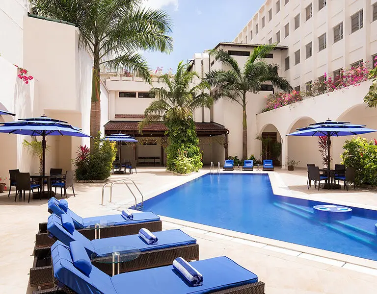 Refrésquese y descanse en la piscina del hotel.