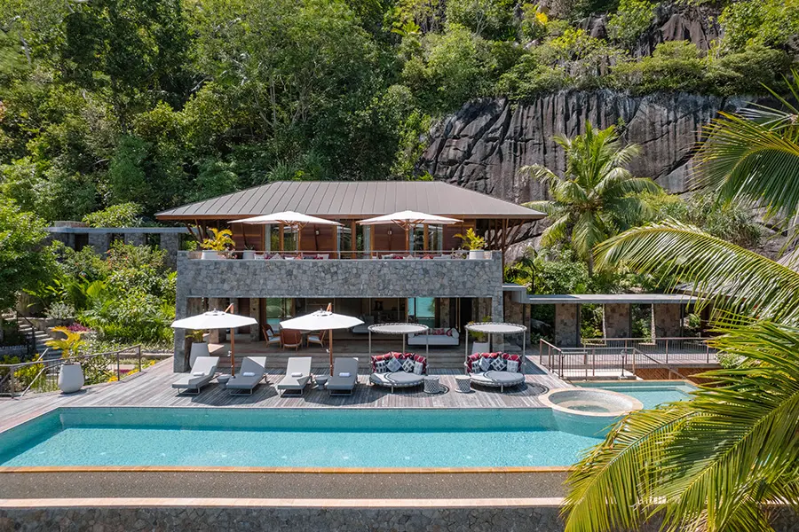 four-seasons-resort-sechelles-tres-dormitorios-suite-royal-vistas-exteriores-con-piscina