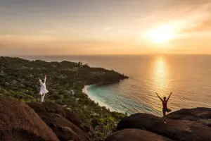 Vistas sublimes mientras participa en una clase de yoga. 