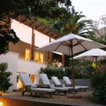  Terraza de la piscina con sus tumbonas.