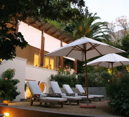  Terraza de la piscina con sus tumbonas.