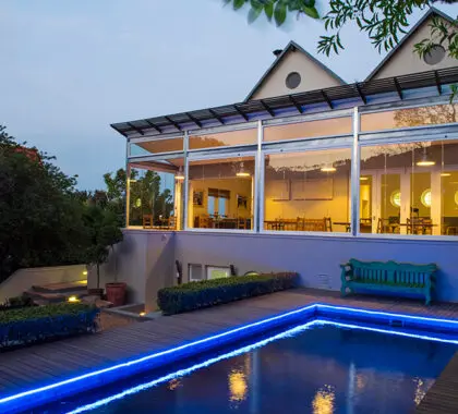 La refrescante piscina de Four Rosmead Boutique Guest House.