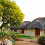 Exterior del bungalow Frans Indongo Lodge.