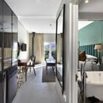 Baños en suite decorados según el tema de la habitación acompañante.