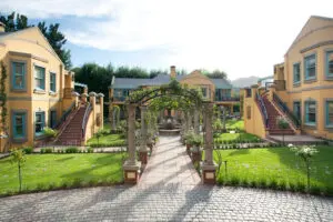  Schlendern Sie durch die perfekt gepflegten Gärten.