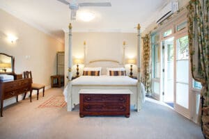 Kehren Sie in Ihr luxuriöses Refugium zurück und entspannen Sie sich stilvoll.