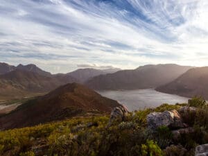 Franschhoek está situado en un hermoso valle y el restaurante Leeu House tiene vistas a las laderas de la montaña Dassenberg.