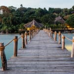 Las 18 suites de lujo están envueltas en la densa vegetación selvática de la isla y el aire se llena con el canto salvaje de pájaros y monos.