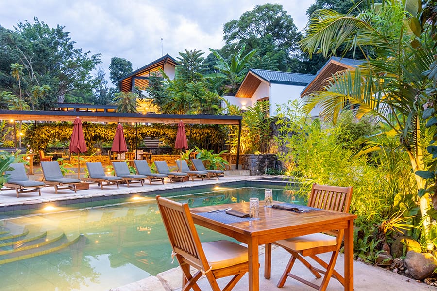 fusion-breakfast-table-poolside